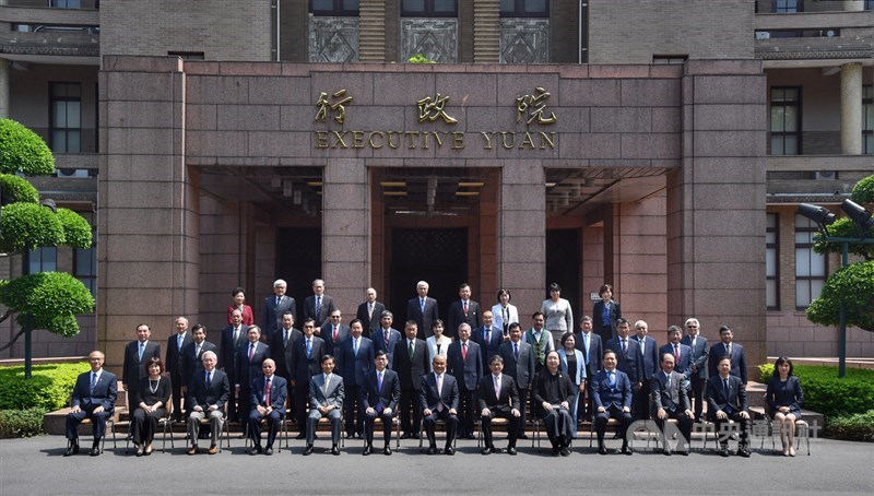 行政院長蘇貞昌(前排中)14日在行政院會率內閣總辭,所有內閣成員依序在總辭公文上簽名或蓋章後,最後由蘇貞昌批示簽呈文稿,完成總辭程序;隨後內閣成員合影,拍攝「畢業照」。中央社記者王飛華攝 109年5月14日