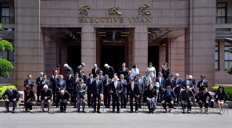 行政院長蘇貞昌(前排中)14日在行政院會率內閣總辭,完成總辭程序後,蘇貞昌及閣員在行政院前廣場合影,拍攝「畢業照」。中央社記者王飛華攝 109年5月14日
