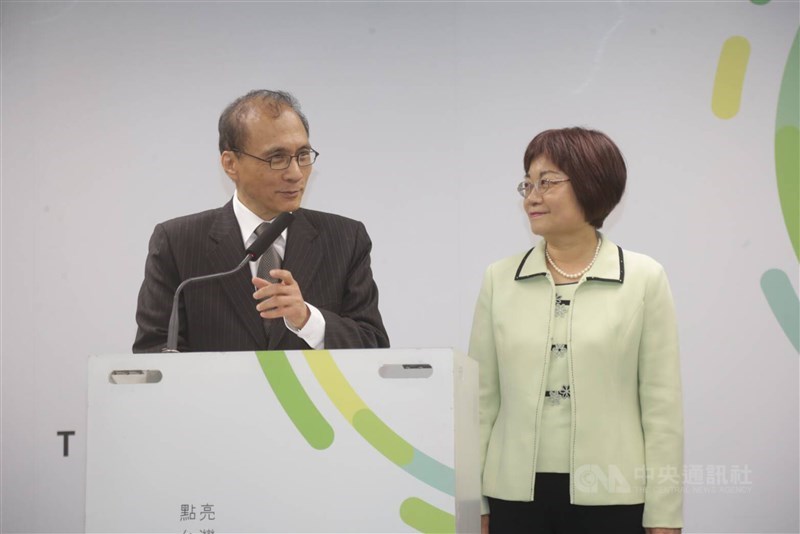 總統蔡英文2016年當選,由前行政院長林全(左)組閣,延攬陳美伶(右)擔任行政院秘書長。(中央社檔案照片)
