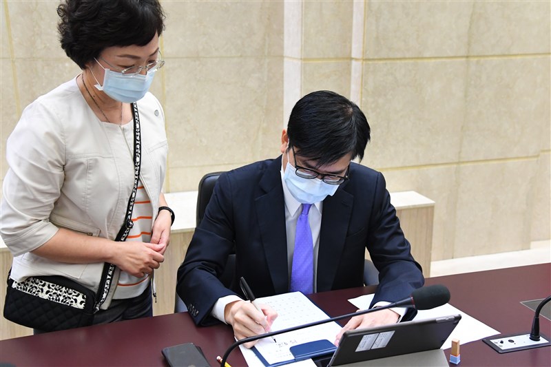 行政院長蘇貞昌14日在行政院會率內閣總辭,副院長陳其邁(坐者)等所有內閣成員依序在總辭公文上簽名或蓋章。(行政院提供)