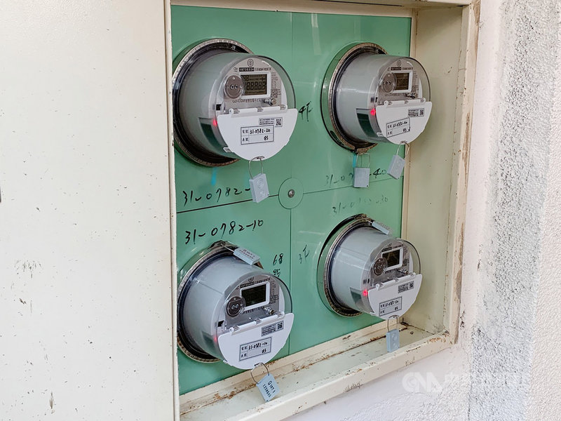2020年全台約有百萬戶家庭完成智慧電表裝設,台電預計2021年中再推出用電預警服務,提醒用電異常或超過設定用電量的民眾必須關閉部分電器或設備。(台電提供)