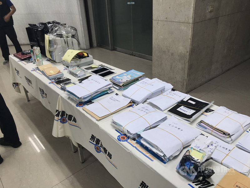 警方查獲新北市一名44歲林姓開業醫生涉虛報健保費,得手約新台幣500萬元,警方詢問被害人後掌握犯案事證,將林男依法送辦。圖為警方查扣相關證物。中央社記者劉建邦攝 109年5月15日