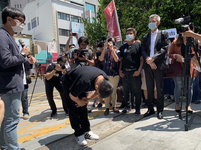 涉及台南市歸仁區雙屍案而遭羈押19年的死囚謝志宏,15日由台灣高等法院台南分院宣判無罪。謝志宏在聲援團體的簇擁下走出台南高分院後,立刻轉身向台南高分院深深三鞠躬,謝志宏說,終將消失的真相追回。中央社記者張榮祥台南攝 109年5月15日