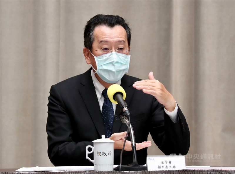金管會主委顧立雄從財經門外漢,到備受業界好評,這次內閣改組始終是被點名更上層樓的熱門人選,14日他確定卸下主委一職。(中央社檔案照片)