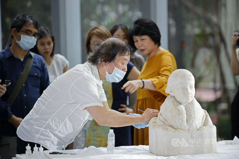 台灣雕刻家黃土水的大理石胸像作品「少女」,經過日籍文物修復師森純一(前左)修復後,10月將在「不朽的青春:台灣美術再發現」特展中,呈現於世人眼前。(北師美術館提供)中央社記者鄭景雯傳真 109年5月15日