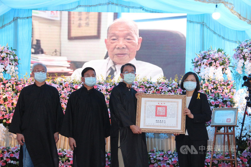 苗栗縣公館鄉福基診所醫師謝春梅懸壺濟世超過70年，終身行醫到4月病逝，享壽99歲，15日舉行告別式。總統蔡英文（右）出席並頒褒揚令，感念謝春梅一生奉獻家鄉醫療。中央社記者管瑞平攝 109年5月15日