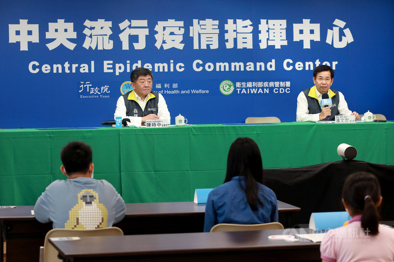 公視青少年新聞議題節目「青春發言人」15日模擬中央流行疫情中心記者會現場,邀請衛福部長陳時中(後左)與教育部長潘文忠(後右)參與,接招全台小學生提問。(公視提供)中央社記者葉冠吟傳真 109年5月15日