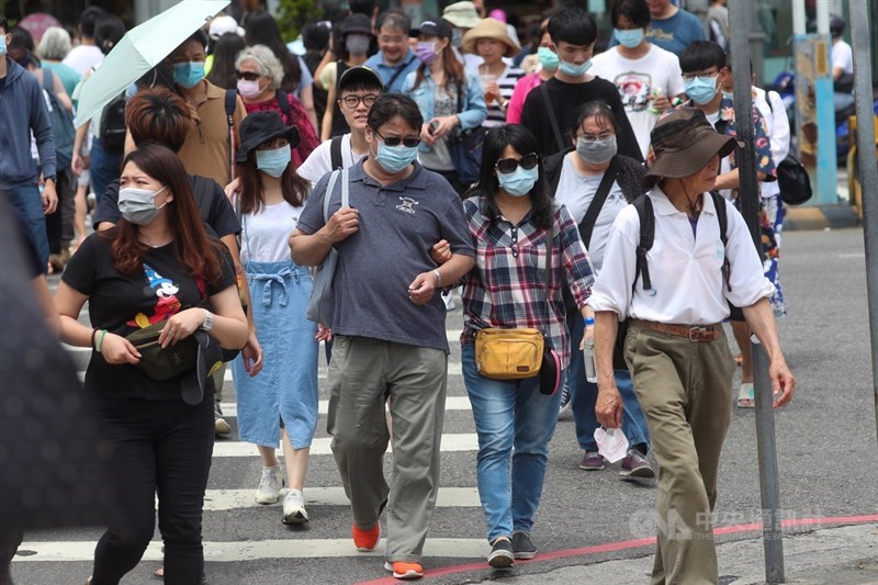 秦穎表示台灣及早防疫,有效控制疫情,民眾生活如常,景象令人驚豔。圖為3日天氣熱,民眾戴墨鏡及口罩出遊。中央社記者吳家昇攝 109年5月3日