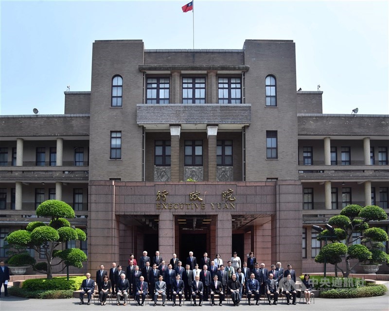 行政院長蘇貞昌(前排中)14日在行政院會率內閣總辭,並在院會後與所有內閣成員在行政院大門口拍攝「畢業照」。中央社記者王飛華攝 109年5月14日