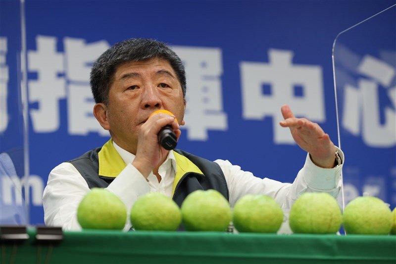 中央流行疫情指揮中心指揮官陳時中(中)15日說,實名制的「名」,似乎牽涉到很多不必要的個資,應改稱「實聯制」,確保聯繫得上即可。(中央流行疫情指揮中心提供)中央社 109年5月15日