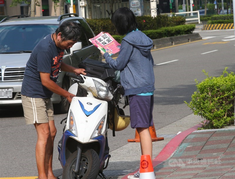 國中教育會考16日登場,因應2019冠狀病毒疾病(COVID-19,俗稱武漢肺炎)疫情,會考不開放親友陪考,不少家長上午把考生送到考場門口就離開。中央社記者謝佳璋攝 109年5月16日