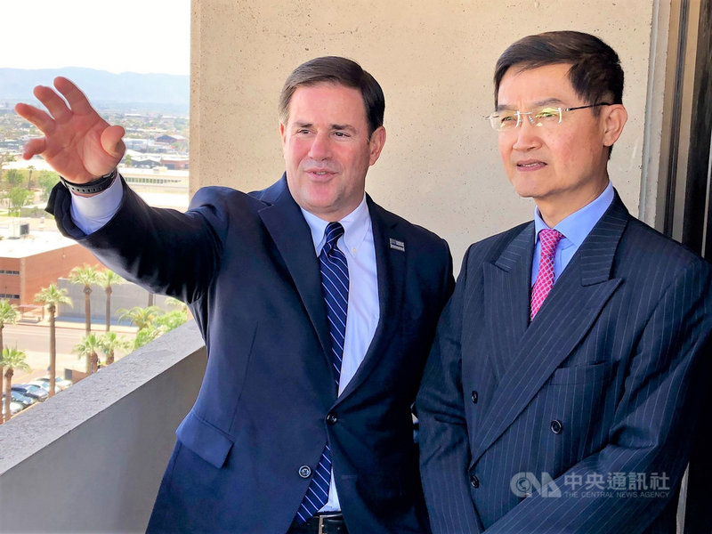 駐洛杉磯台北經濟文化辦事處長朱文祥(右)表示,亞利桑那州長杜席(左,Doug Ducey)過去擔任冰淇淋連鎖店「酷聖石」(Cold Stone)執行長曾到過台灣。(朱文祥提供)中央社記者林宏翰洛杉磯傳真 109年5月16日