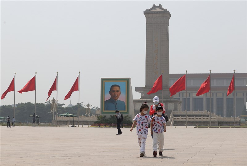 美國媒體取得中國人民解放軍國防科技大學外流的新資料,內容顯示中國的武漢肺炎病例可能多達64萬例。圖為「五一」長假期間,天安門廣場按慣例陳列孫中山先生的大型肖像畫作。(中新社提供)