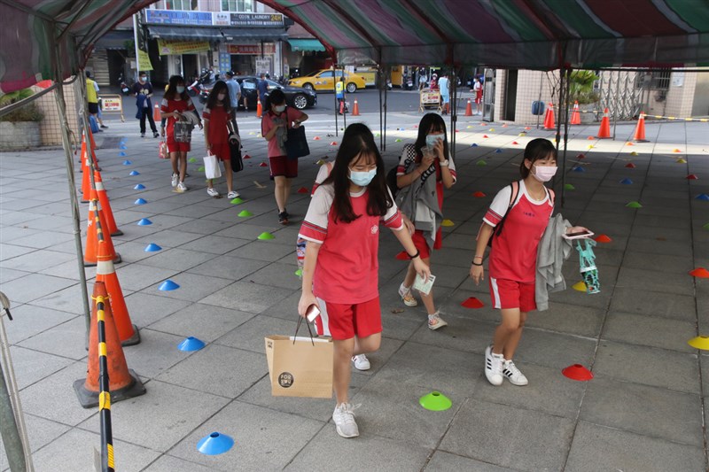 109年國中教育會考16日舉行,因應2019冠狀病毒疾病(COVID-19,俗稱武漢肺炎)疫情,考生依照動線進入考場。(教育部提供)中央社記者陳至中台北傳真 109年5月16日