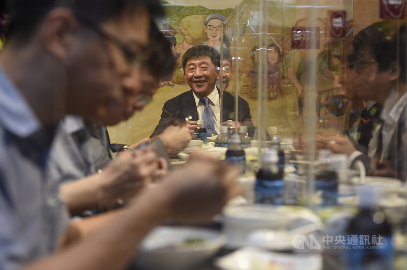 中央流行疫情指揮中心指揮官陳時中(中)16日走訪台北市知名餐廳享用滷肉飯,示範「防疫新生活運動」,業者在餐桌設置透明隔板,桌與桌之間也維持適當距離。(台北市攝影記者聯誼會提供)中央社 109年5月16日