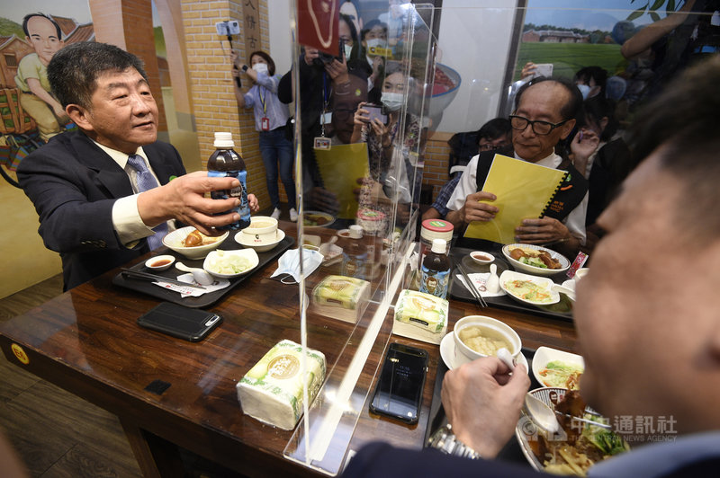 中央流行疫情指揮中心指揮官陳時中(左)16日上午走訪台北市知名連鎖滷肉飯餐廳,示範「防疫新生活運動」。陳時中表示,近期疫情漸漸平息,只要在恢復正常生活同時力行防疫新生活運動,社區就會愈來愈安全,也是大家一起努力的目標。(台北市攝影記者聯誼會提供)中央社 109年5月16日