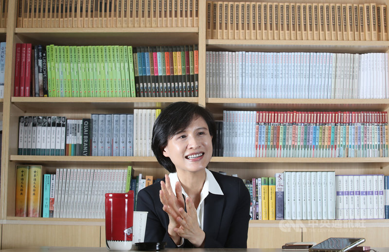 將卸任的文化部長鄭麗君自西元2000年從法國回台至今,前後2次進入台灣智庫共8年,擔任青輔會主委4年、立委當4年、文化部長4年,加起來正好20年,她說,「應該是一個沉澱思考、重新自我學習的階段。」中央社記者張新偉攝 109年5月16日