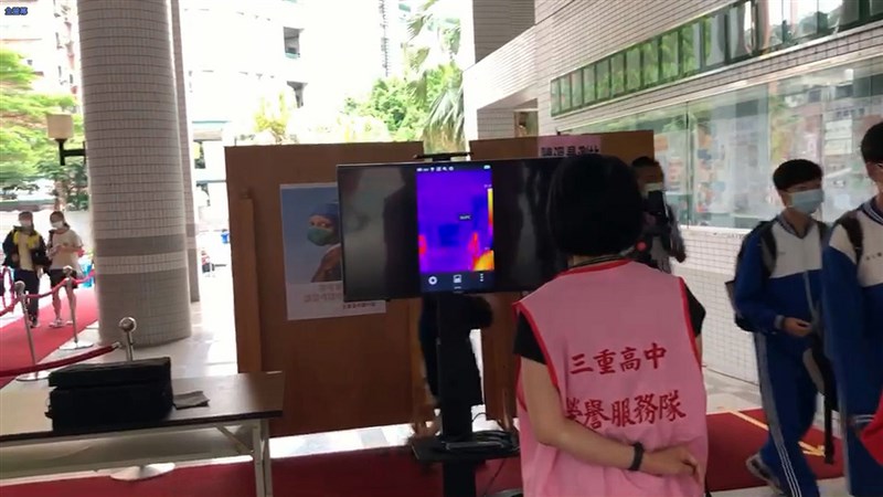109年國中教育會考16日舉行,因應2019冠狀病毒疾病(COVID-19,俗稱武漢肺炎)疫情,考場啟用紅外線熱顯像儀等設備,加速人員測量體溫。(教育部提供)中央社記者陳至中台北傳真 109年5月16日