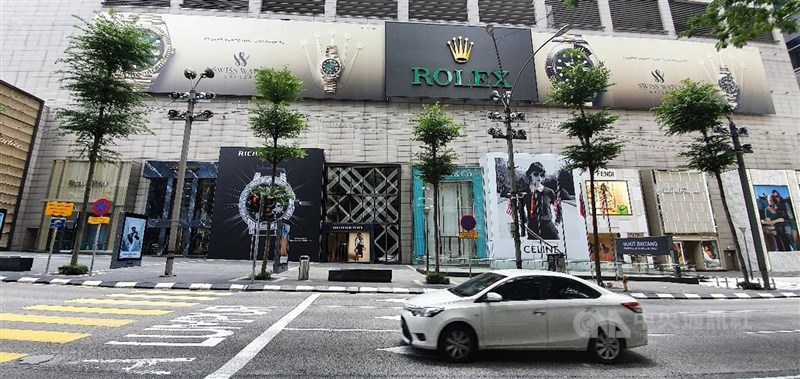 雖然馬來西亞吉隆坡屬於放寬管制令範圍,不過各大鬧區與旅遊景點仍不見往日人潮。就算是平日熙來攘往的名牌街,也不見遊客出現。中央社記者郭朝河吉隆坡攝 109年5月4日