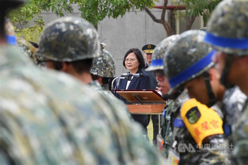 圖為總統蔡英文(中)3月24日前往台南陸軍第203旅視察疫情整備狀況。 中央社記者王飛華攝 109年3月24日