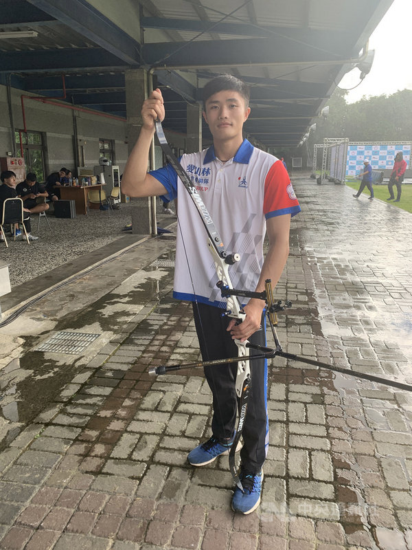 射箭運動在台灣參與人口不多,因為好奇,目前就讀國立體育運動大學陸上運動技術學系的林子翔選擇了這條與眾不同的路,靠著自律與苦練,他不但在世界中學生運動會拿下個人銀牌、團體金牌,如今也是企業射箭聯賽新竹愛山林的成員,更盼能代表台灣出征奧運。中央社記者龍柏安攝 109年5月16日