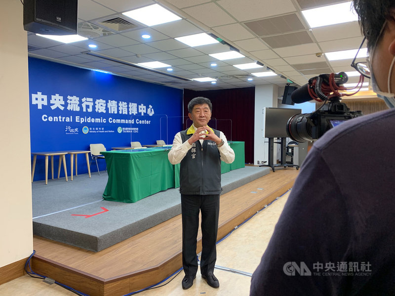 第15任總統副總統將在5月20日就職，中華文化總會公開募集「用愛畫個圈」影片，衛福部長陳時中（圖）力挺擔任教學示範，邀民眾接力響應畫個圈，共同表達對防疫人員的感謝。（中華文化總會提供）中央社記者葉冠吟傳真　109年5月17日