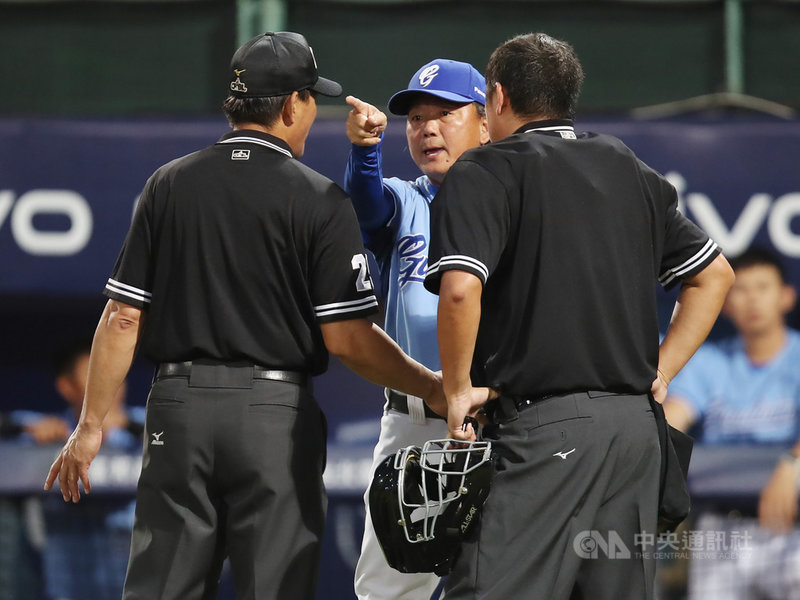中職富邦悍將隊17日本季首度擊敗樂天桃猿隊,悍將隊總教練洪一中坦言鬆一口氣,但對於5局高飛必死球判決,直言要裁判用點心、不要自亂陣腳。圖為洪一中(中)上場抗議。中央社記者張新偉攝 109年5月17日