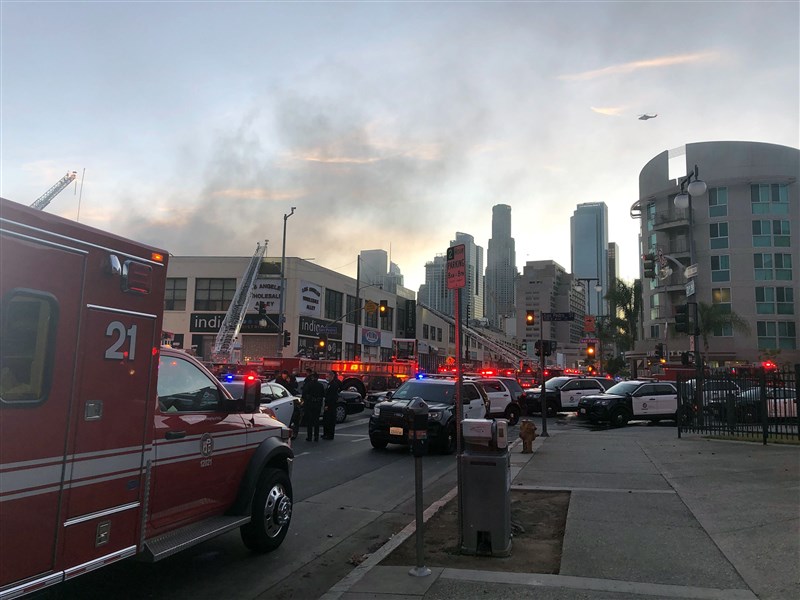 洛杉磯消防局表示，市中心16日發生一起爆炸，導致多棟建築物起火，約有10名消防員受傷。（美聯社）