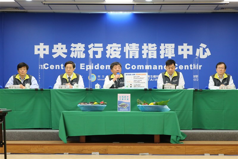 中央流行疫情指揮中心宣布，台灣17日無新增武漢肺炎確定病例，連續10天零確診，現場放10條龍虎石斑。（中央流行疫情指揮中心提供）中央社