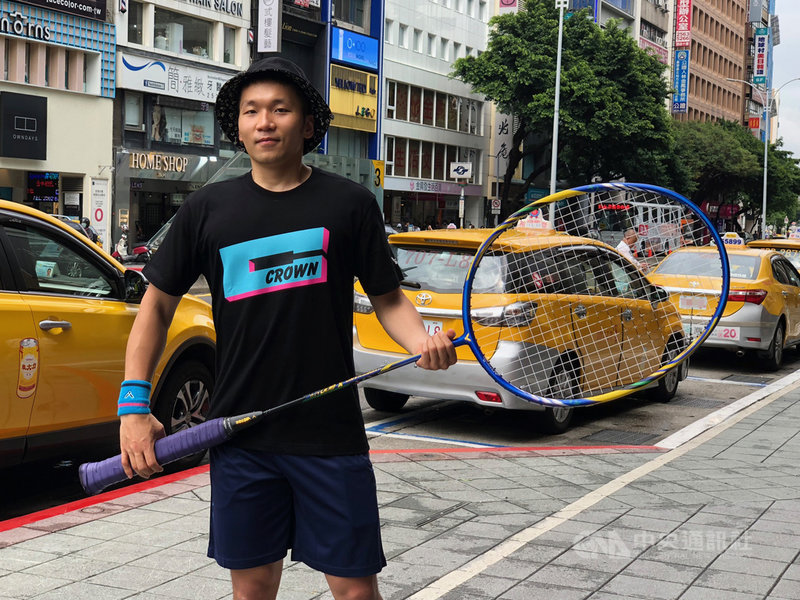台灣羽球好手李洋18日表示,原本今年有奧運,想將論文留到明年再寫,但因奧運延期,沒有理由拖延,讓他也有額外的空檔衝刺論文。中央社記者黃巧雯攝 109年5月18日