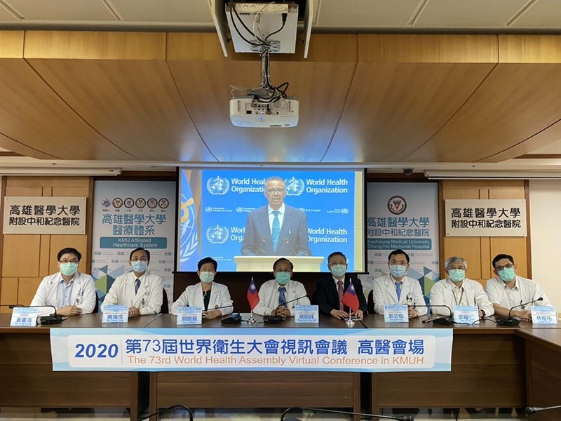 世界衛生大會(WHA)18日舉行,受武漢肺炎疫情影響,改採視訊會議,高醫外科教授關皚麗(左3)以非政府組織國際外科學會候任理事長身分獲邀參與,她特別將視訊地點設在高醫大附設醫院,促成台灣醫界突圍參與。(高醫提供)中央社記者程啟峰高雄傳真 109年5月18日