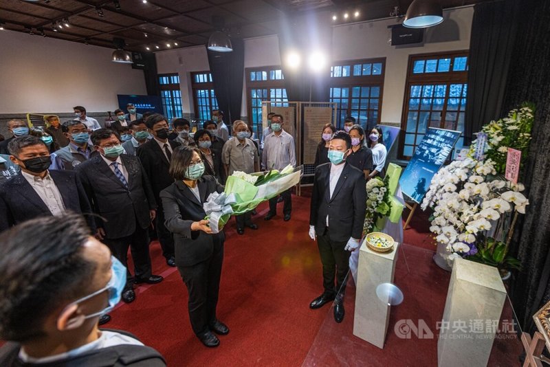 總統蔡英文(獻花者)18日上午在客委會主委李永得(2排左起)、桃園市長鄭文燦等人的陪同下,前往龍潭區弔唁「台灣文學之母」鍾肇政;蔡總統表示,鍾老把她當作晚輩一樣疼惜,鍾老的離開,自己萬般的不捨和悲痛,台灣也失去了一名大家都尊敬的文化國寶。(桃園市政府新聞處提供)中央社記者吳睿騏桃園傳真 109年5月18日