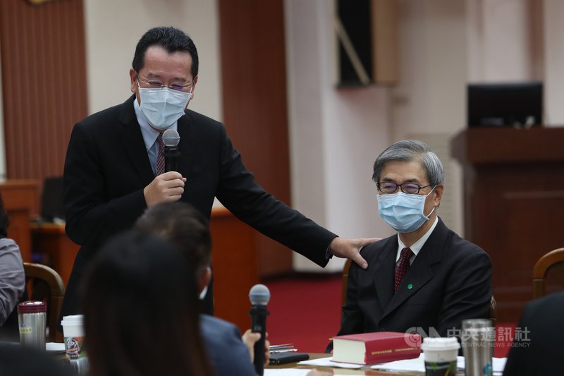 立法院財委會18日上午審查「證券投資人及期貨交易人保護法部分條文修正草案」,將接任國安會祕書長的現任金管會主委顧立雄(左)及未來的金管會主委、現任副主委黃天牧(右)出席。中央社記者吳家昇攝 109年5月18日