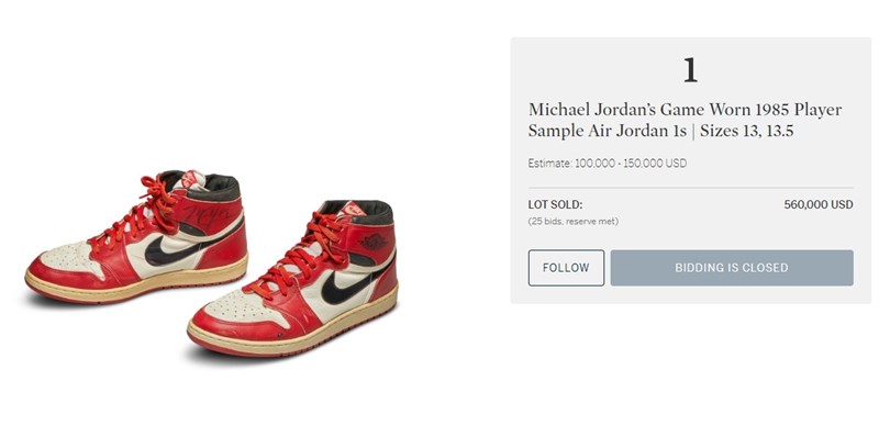 一雙有NBA傳奇球星喬丹親筆簽名的Air Jordan 1實戰鞋,17日在線上拍賣會,以約新台幣1689萬元賣出,成為史上最貴的籃球鞋。(圖取自蘇富比網頁sothebys.com)