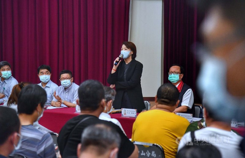 台北市商業處18日晚間舉行酒店舞廳業復業申請說明會,副市長黃珊珊(中站者)表示,19日起受理復業申請。中央社記者王飛華攝 109年5月18日