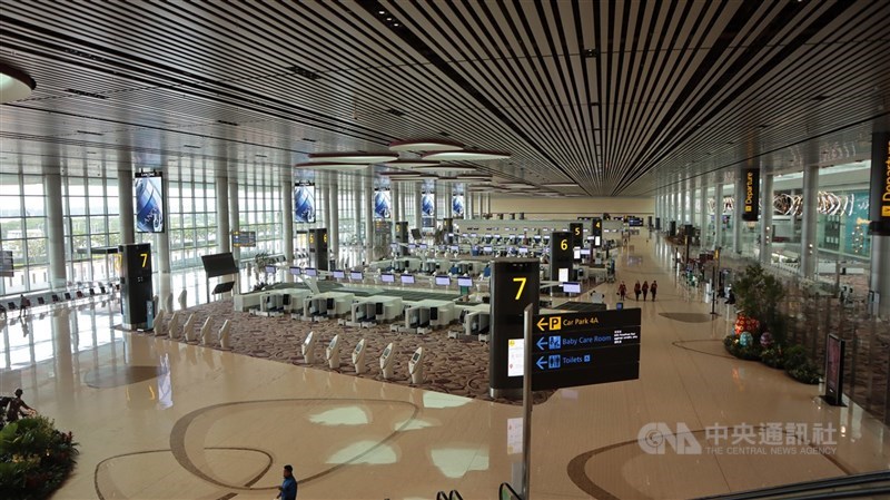 2019冠狀病毒疾病疫情延燒,各國航空旅遊業受邊境管制影響遭重創,新加坡樟宜機場第四航廈決定從16日起暫停營運,圖為空蕩蕩的第四航廈。中央社記者黃自強新加坡攝 109年5月12日