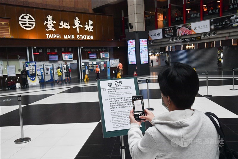 因應武漢肺炎防疫需求,台北車站大廳2月底起禁止民眾席地而坐及群聚,停止租借舉辦活動,並擬永不開放。(中央社檔案照片)