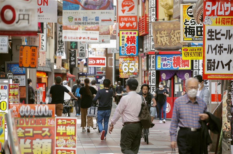 日本大阪府睽違69天,再度出現「零確診」。圖為17日大阪梅田商圈。(共同社提供)