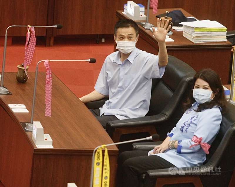高雄市長韓國瑜18日赴議會備詢,因病久違議事廳的國民黨籍議長許崑源(左)也特別前來向大家揮手致意。中央社記者董俊志攝 109年5月18日