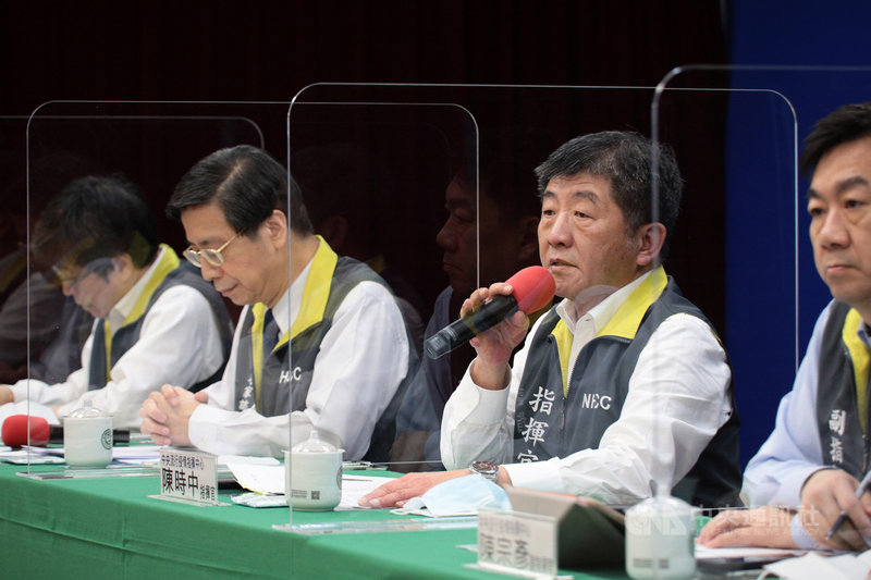 台鐵考慮永不開放台北車站大廳席地而坐,民眾發起「坐爆」活動抗議;指揮中心指揮官陳時中(右2)19日說,非必要群聚應避免,若不能避免,要嚴格戴口罩。(中央流行疫情指揮中心提供)中央社 109年5月19日
