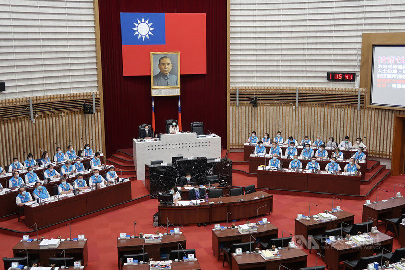 民進黨籍高雄市議員林智鴻19日質詢時，要求列席官員舉手表態會在罷韓投票前堅守行政中立，但卻無人舉手，令林智鴻很不滿。中央社記者王淑芬攝　109年5月19日