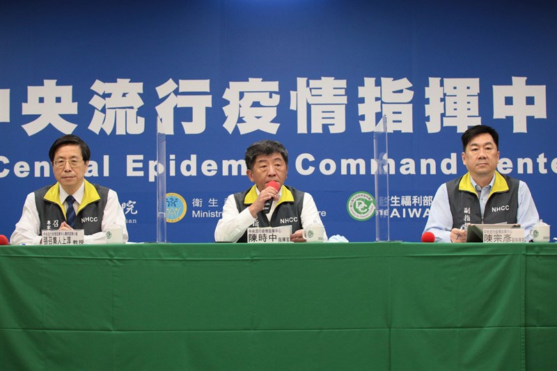 中央流行疫情指揮中心指揮官陳時中（中）在記者會表示，19日仍持續零確診，台灣在防疫的期中考成績不錯，社區平穩，但仍不能掉以輕心，大家要做好防疫措施，讓防疫生活穩定安全。（中央流行疫情指揮中心提供）中央社　109年5月19日
