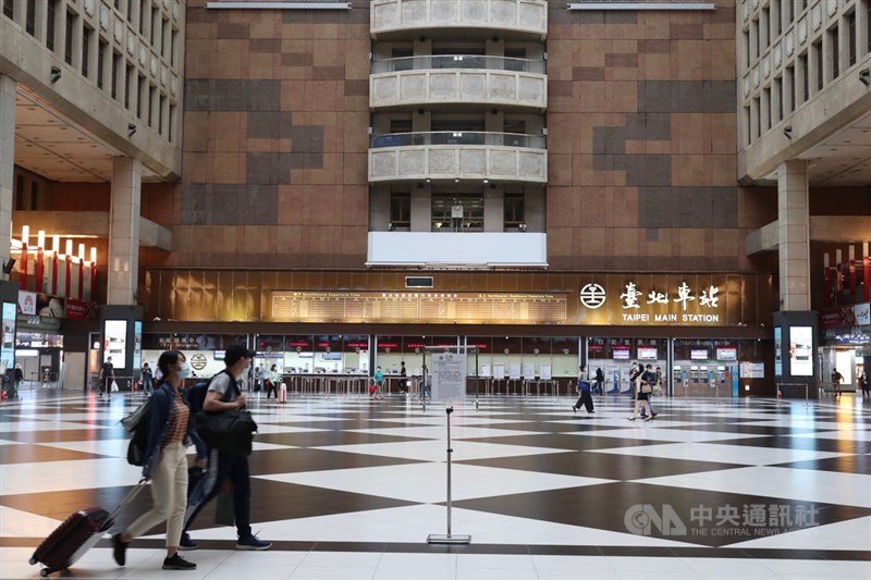 針對台北車站大廳開放席地而坐議題,疫情指揮中心發言人莊人祥表示,室內空間若要開放,應維持1.5公尺社交距離,且落實實名制或實聯制。圖為台北車站大廳棋盤式黑白相間的大地磚。中央社記者吳家昇攝 109年5月19日