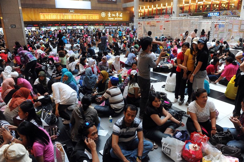 台鐵擬永不開放台北車站大廳席地而坐及群聚,交通部長林佳龍19日說,疫情結束後也能及早讓一切如常。圖為2013年穆斯林齋戒月後的第1個假日,外籍勞工等在寬敞又涼爽的車站大廳席地而坐。(中央社檔案照片)