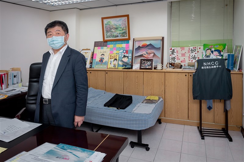 總統蔡英文19日視察中央流行疫情指揮中心,衛福部長陳時中(圖)的「小窩」也因此曝光,總統說,真的很佩服、也很感動。(圖取自facebook.com/tsaiingwen)