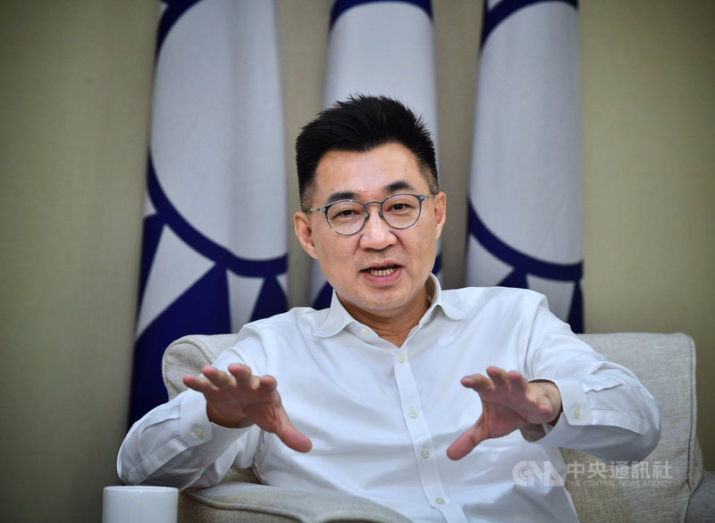 國民黨主席江啟臣接受中央社專訪時表示,一個126歲的政黨沒有包袱是騙人的,勢必會比其他年輕政黨更多的歷史包袱,因此改革絕對與其他政黨改革不同,但這不代表無法改革,只是在對於不同的問題與議題,所採取的方式就會不同。中央社記者王飛華攝 109年5月20日
