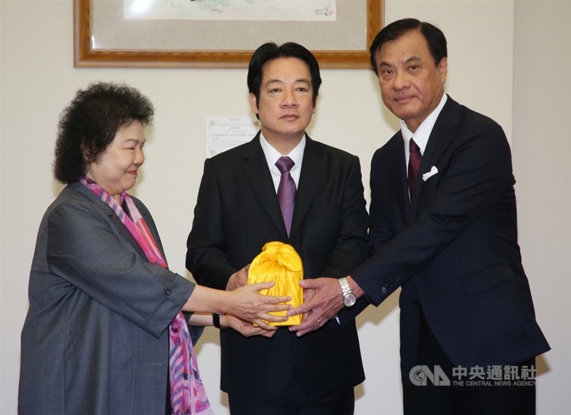 副總統賴清德(中)20日在總統府主持總統府祕書長交接典禮,卸任祕書長陳菊(左)將印信交接給新任祕書長蘇嘉全(右)。中央社記者鄭傑文攝 109年5月20日