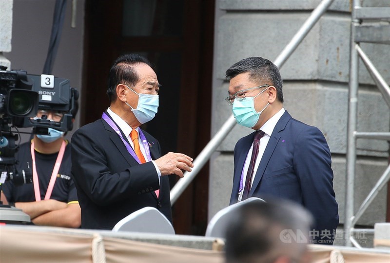 總統蔡英文20日在總統府宣誓就職,展開第二任期,考量防疫,不舉行慶祝大會與國宴,宣誓後將前往台北賓館,在戶外發表就職演說。親民黨主席宋楚瑜(左)受邀出席。圖右為立法院副院長蔡其昌。中央社記者謝佳璋攝 109年5月20日