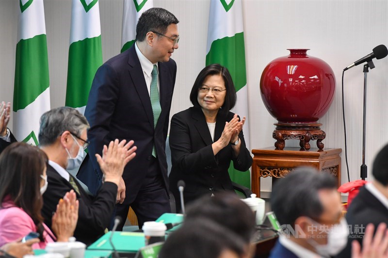 總統蔡英文(後右)20日下午宣誓就職民進黨主席重掌黨務,也感謝前主席卓榮泰(立者)的付出與貢獻。中央社記者林俊耀攝 109年5月20日