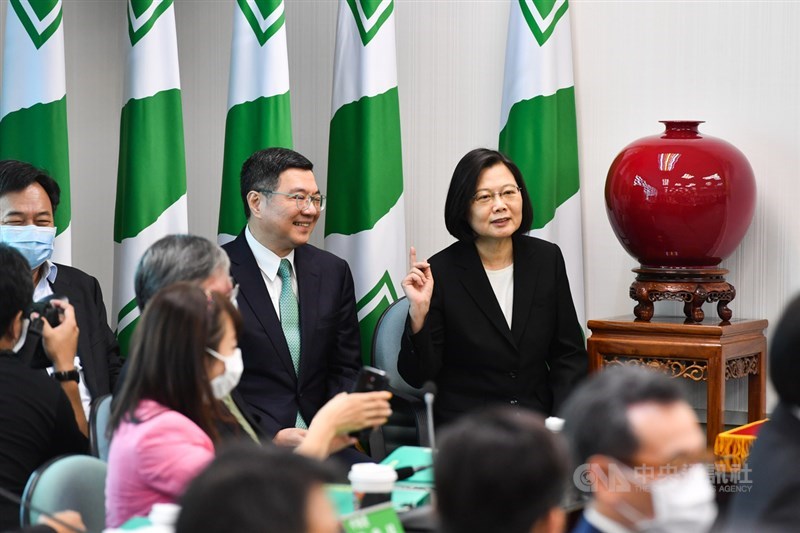 民進黨20日下午進行黨主席交接儀式,卸任主席卓榮泰(後右2)與新任主席蔡英文(後右)於儀式前交流互動。中央社記者林俊耀攝 109年5月20日